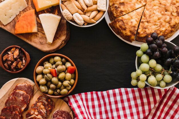 Servilleta cerca de la comida deliciosa