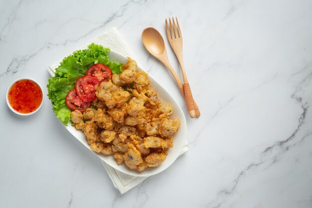 Servir el tendón de pollo frito con salsa