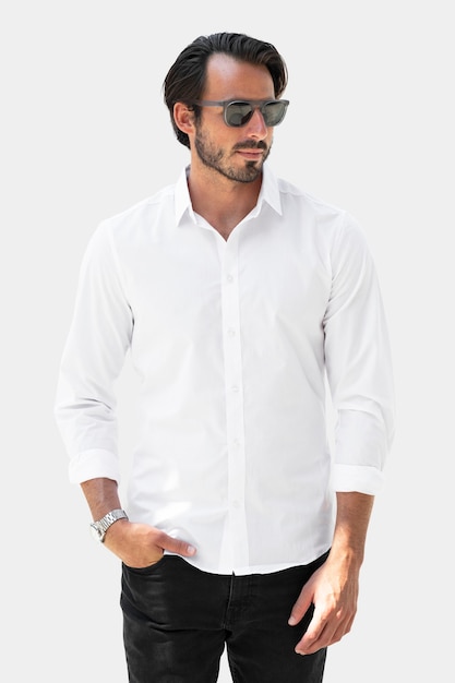 Foto gratuita sesión de estudio de ropa de moda masculina camisa blanca básica