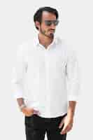 Foto gratuita sesión de estudio de ropa de moda masculina camisa blanca básica