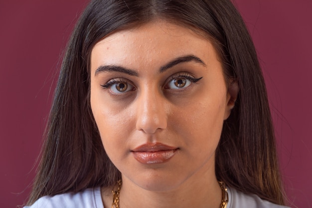 Sesión de fotos de modelo femenino en maquillaje de verano, vista frontal.