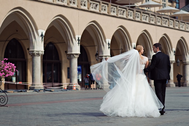 Foto gratuita sesión de fotos de pareja en el día de la boda