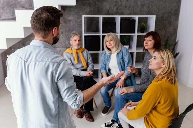 Sesión de terapia de grupo tomados de la mano