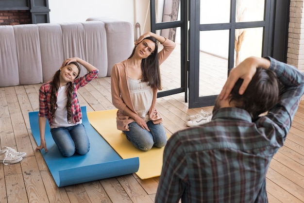 Sesion de yoga familiar de alto angulo en casa