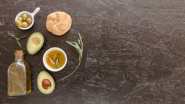 Foto gratuita set con aceite de aguacate y pan