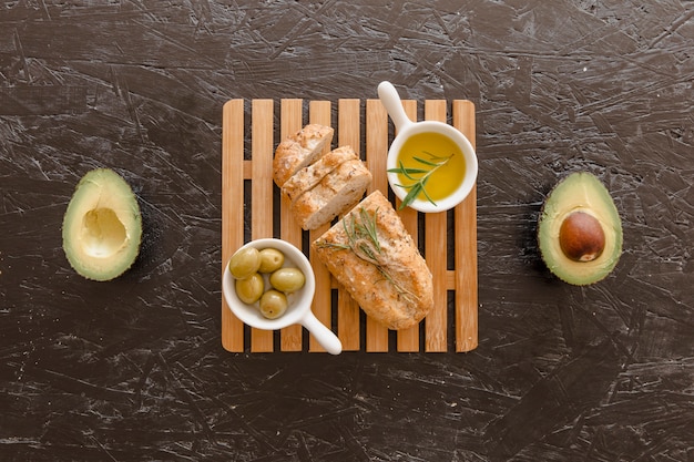 Foto gratuita set con aceitunas de pan y aceite a bordo