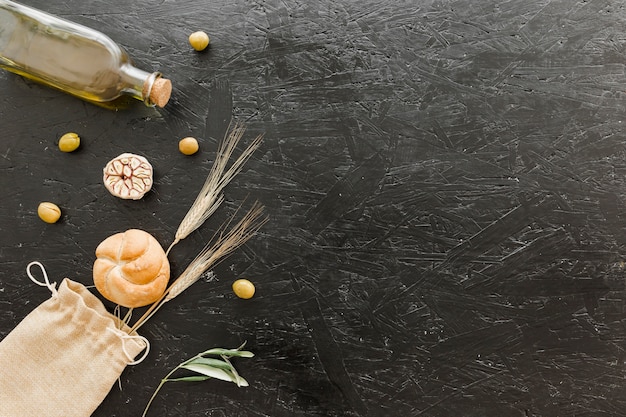 Foto gratuita set con botella de aceite y panadería