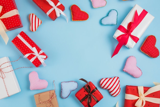 Set de cajas de regalo y corazones de juguete.