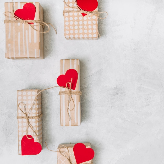 Set de cajas de regalo en envoltura con adorno de corazones.
