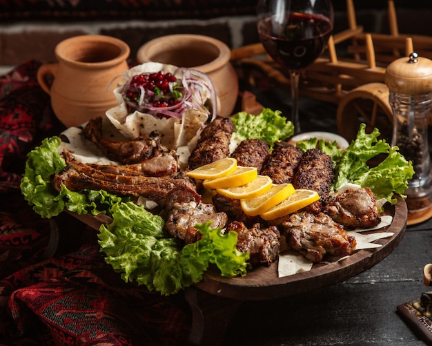 Set de carne frita servida con rodajas de limón