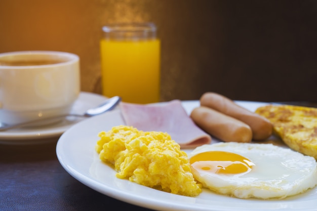 Foto gratuita set de desayuno del hotel