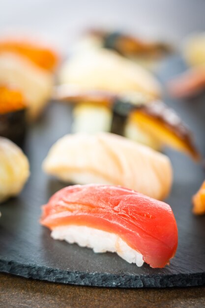 Set de sushi Nigiri con cáscara de anguila de camarón y salmón de atún salmón