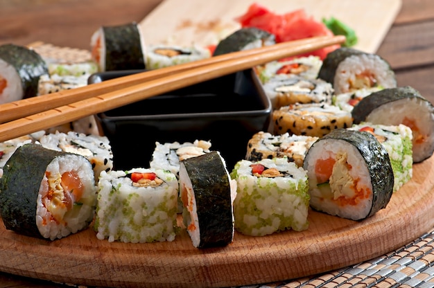 Set de sushi en tablero de madera