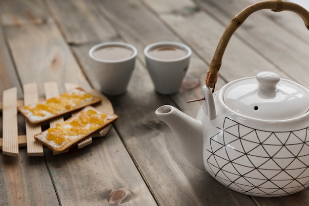 Foto gratuita set de té sobre mesa de madera