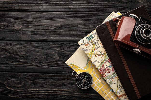 Set de viaje flat lay con mapa y libreta