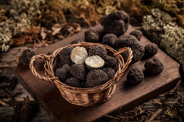 Setas gourmet de trufas negras caras en cesta de mimbre