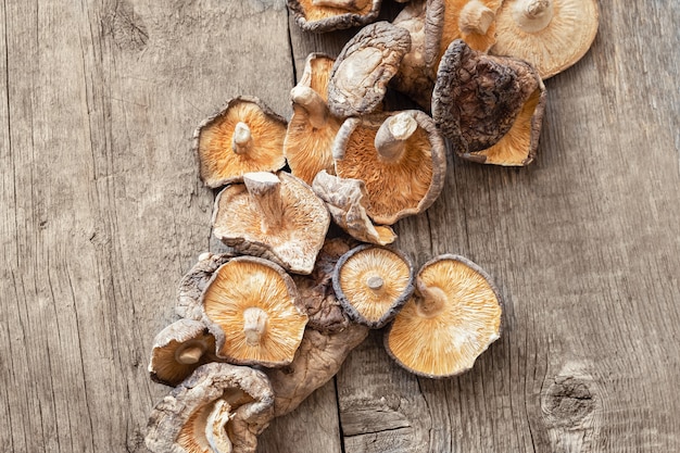 Setas shiitake secas sobre un fondo de madera