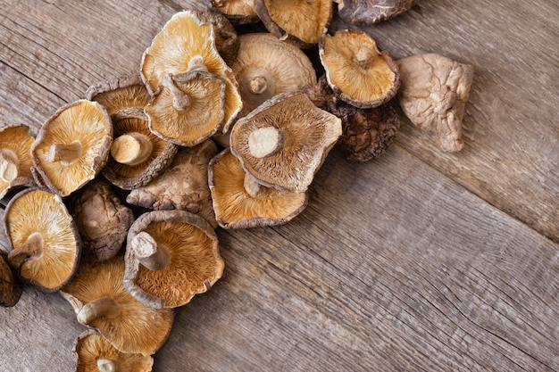 Setas shiitake secas sobre un fondo de madera