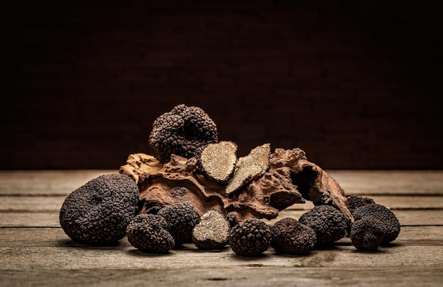 Foto gratuita setas de trufas negras en mesa de madera rústica con espacio de texto libre