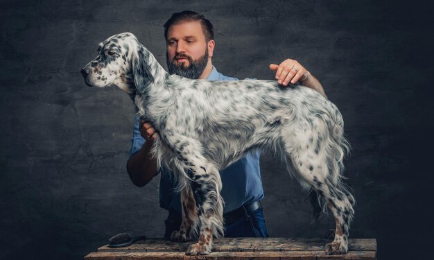 Setter irlandés y varón barbudo de mediana edad con estilo.