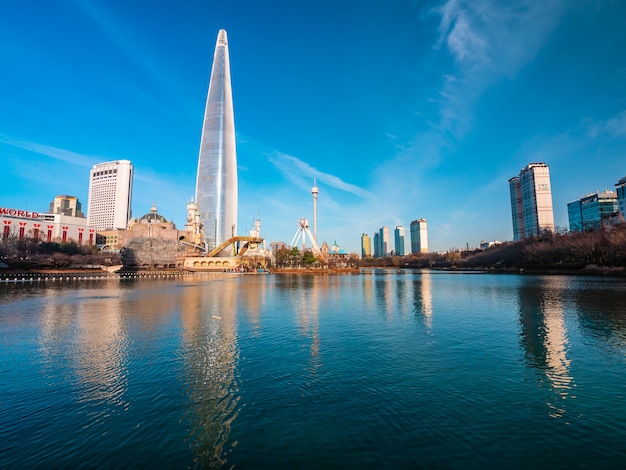 Seúl, Corea del Sur: 8 de diciembre de 2018 El hermoso edificio arquitectónico La torre Lotte es el punto de referencia en la ciudad de Seúl
