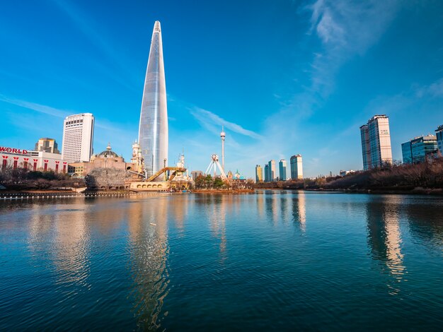 Seúl, Corea del Sur: 8 de diciembre de 2018 El hermoso edificio arquitectónico La torre Lotte es el punto de referencia en la ciudad de Seúl