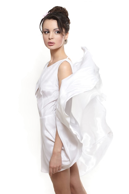 Sexy mujer hermosa dama con vestido blanco volando novia aislada en blanco