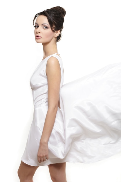 Foto gratuita sexy mujer hermosa dama con vestido blanco volando novia aislada en blanco