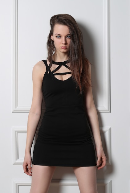 Foto gratuita sexy mujer joven posando con vestido negro