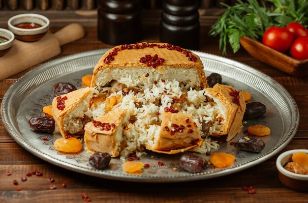 Shah plov desde adentro, decorar con nueces y frutas