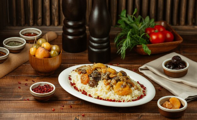 Shah plov, guarnición de arroz con frutas de temporada y secas