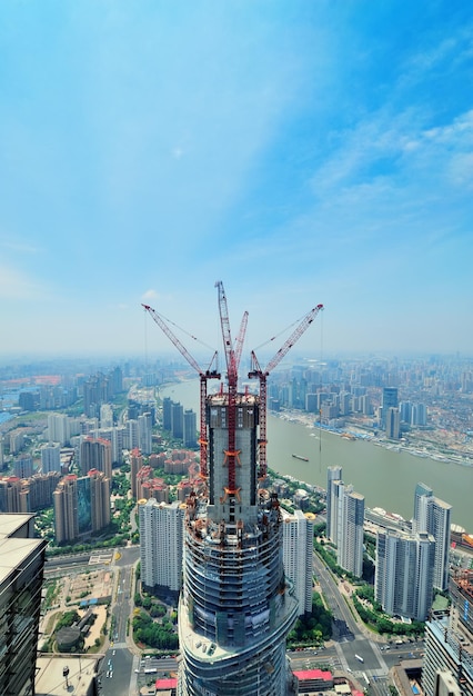 SHANGHAI, CHINA - 2 DE JUNIO: Rascacielos en construcción el 2 de junio de 2012 en Shanghái, China. Shanghai es la ciudad más grande por población en el mundo con 23 millones en 2010 y sigue creciendo.