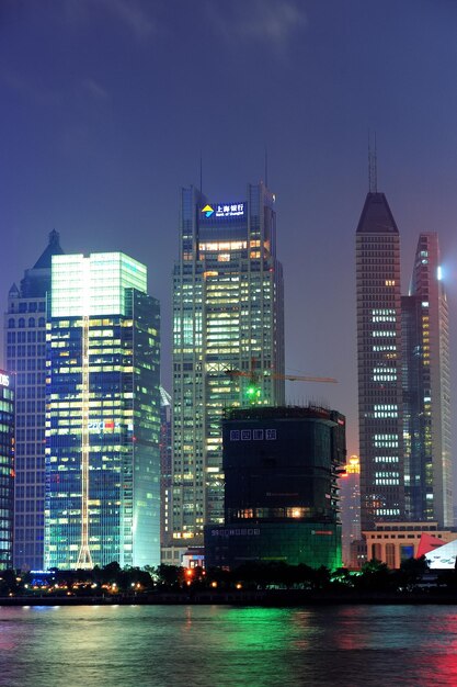 SHANGHAI, CHINA - 2 DE JUNIO: Rascacielos urbanos apretados en la oscuridad el 2 de junio de 2012 en Shangai, China. Shanghai es la ciudad más grande por población en el mundo con 23 millones en 2010.