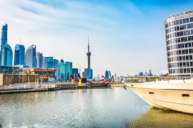 SHANGHAI, CHINA - el 25 de marzo: Vista del distrito de Pudong desde el área de la costa de la Bund el 25 de marzo de 2016 en Shanghai, China. Pudong es un distrito de Shanghai, situado al este del río Huangpu.