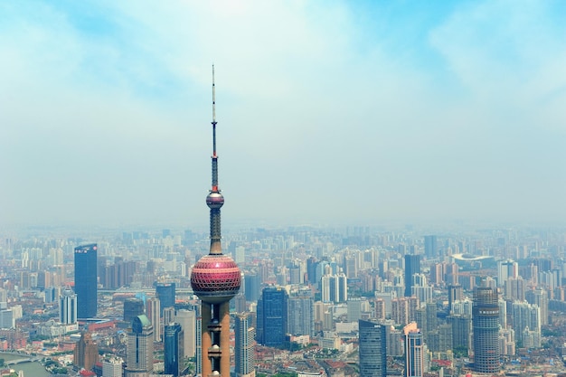 SHANGHAI, CHINA - 28 DE MAYO: Oriental Pearl Tower sobre el río el 28 de mayo de 2012 en Shanghai, China. La torre fue la estructura más alta de China, excluyendo Taiwán, de 1994 a 2007 y el hito de Shangha.