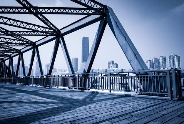 Shanghai China, rascacielos y el viejo puente de hierro.