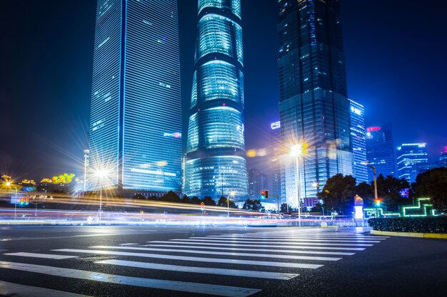 Shanghai Lujiazui Finanzas y el comercio de la zona de la ciudad moderna noche de fondo