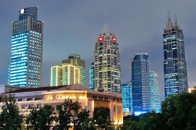 Shanghai de noche con rascacielos urbanos y luces