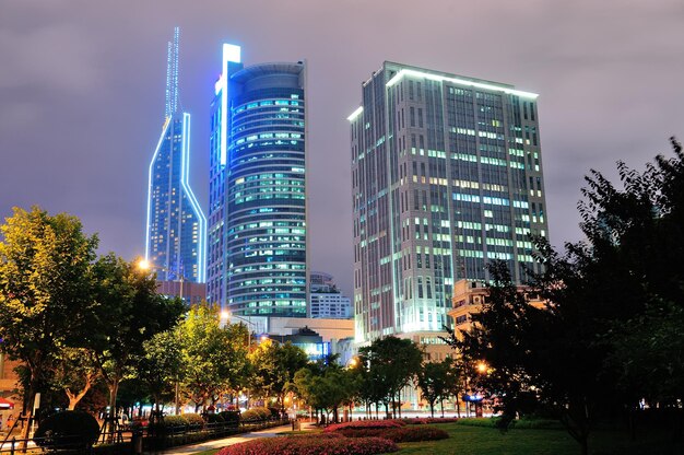 Shanghai de noche con rascacielos urbanos y luces