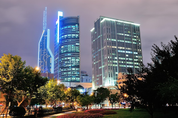 Shanghai de noche con rascacielos urbanos y luces