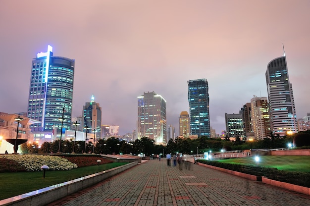 Shanghai de noche con rascacielos urbanos y luces