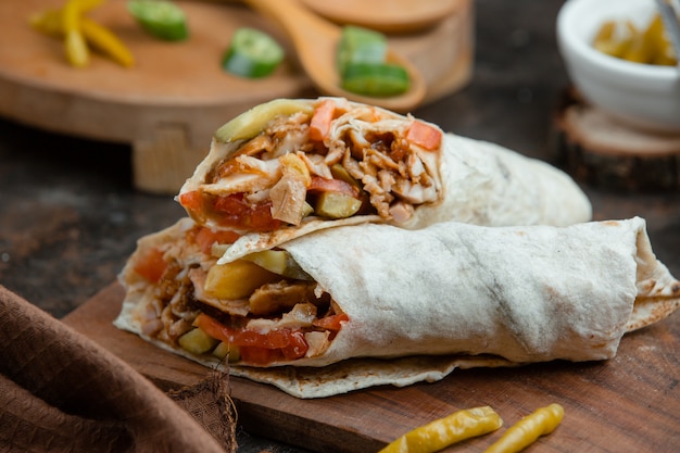 Foto gratuita shaurma árabe con rellenos en lavash.