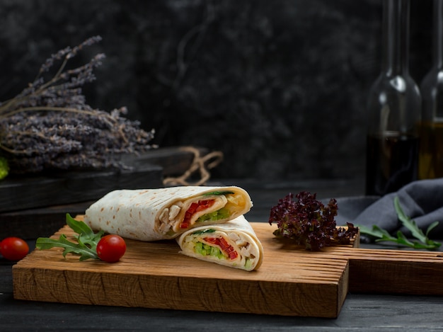 Shaurma con verduras y pollo envuelto con pan lavash