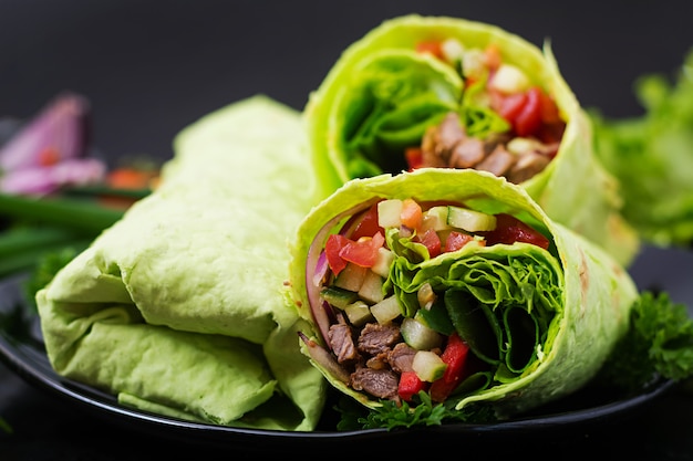 Shawarma de jugosa carne de res, lechuga, tomates, pepinos, pimentón y cebolla en pan de pita con espinacas. Menú de la dieta