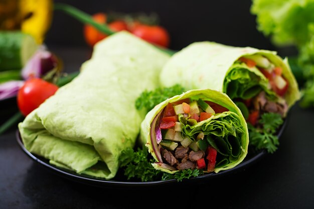 Shawarma de jugosa carne de res, lechuga, tomates, pepinos, pimentón y cebolla en pan de pita con espinacas. Menú de la dieta