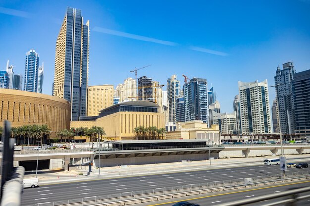 Sheikh zayed road en día soleado dubai emiratos árabes unidos