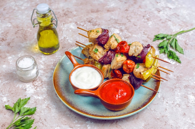 Foto gratuita shish kebab de pollo con verduras, salsa de tomate y mayonesa