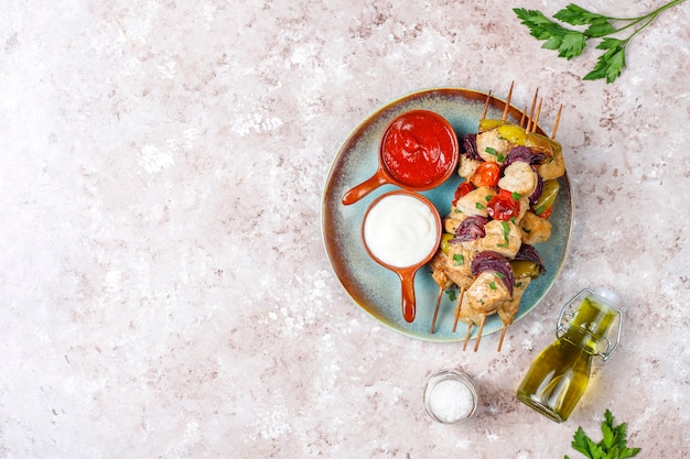 Shish kebab de pollo con verduras, salsa de tomate y mayonesa