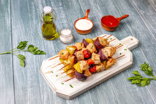 Shish kebab de pollo con verduras, salsa de tomate y mayonesa