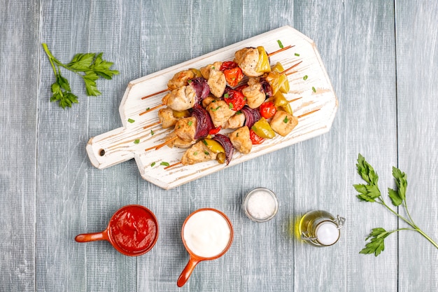 Foto gratuita shish kebab de pollo con verduras, salsa de tomate y mayonesa